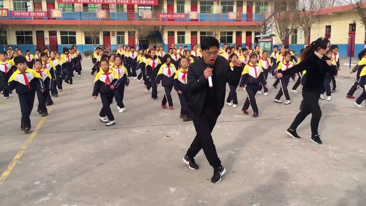 En Chine, un directeur d&rsquo;école profite des pauses pour faire danser les élèves