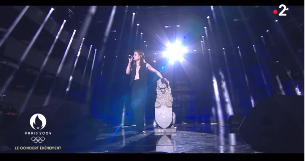 Christine and the queens se déshabille sur scène en direct sur France 2 - 25 juillet 2023