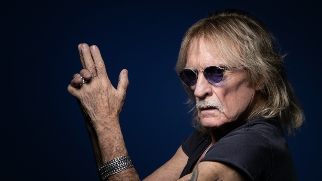 Christophe nous quittait le 16 avril 2020. De très nombreux fans l&rsquo;adoraient…en silence. Ses mélodies restent gravées à tout jamais.