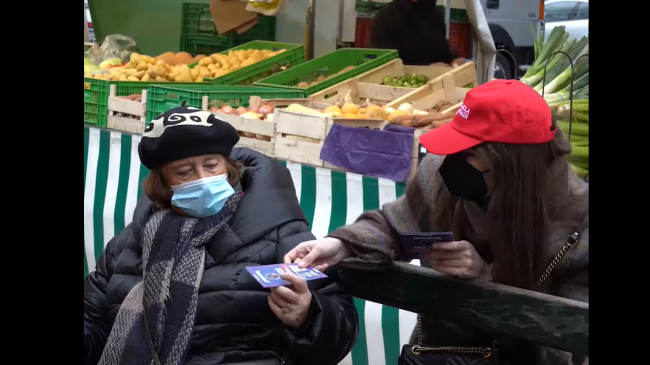 Victoires de la musique – Clara Luciani fait dans l&rsquo;humour: Elle distribue des tracts au marché pour pêcher des voix.