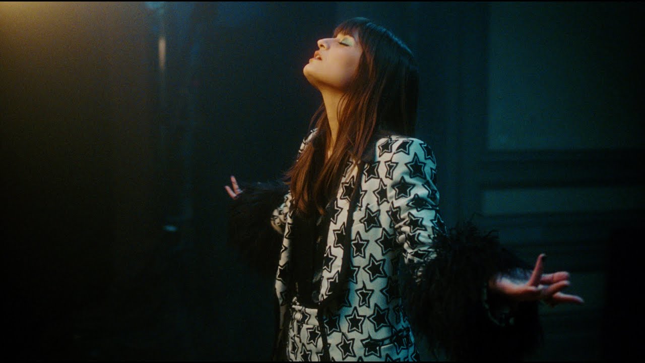 Clara Luciani mise sur « Respire Encore » pour la rentrée.