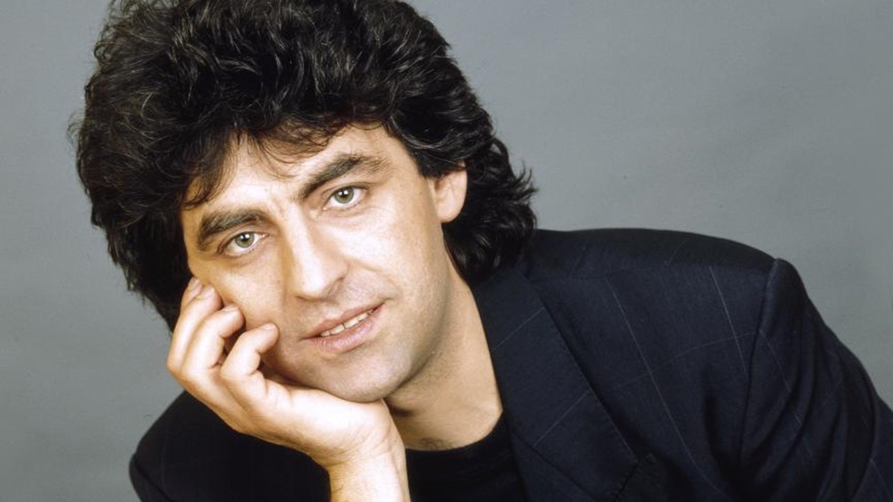 Une pensée pour Claude Barzotti décédé le 24 juin 2023. « Là où j’irai dormir, dorment déjà les miens » Cette chanson  qui résonne dans nos cœurs aujourd&rsquo;hui.