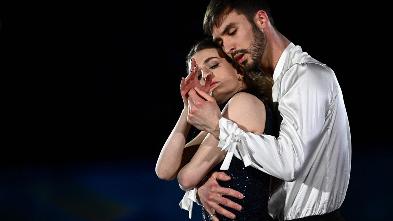 Revoyez la prestation de Gabriella Papadakis et Guillaume Cizeron au Gala de clôture des JO. « Avec le temps »