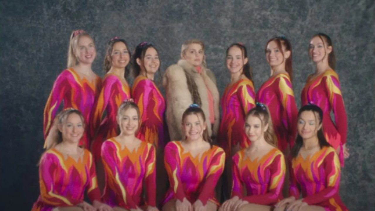 Cœur de pirate nous fait découvrir son nouceau clip – Tu peux crever là-bas –