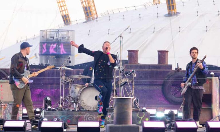 Coldplay joue en Live le 11 mai aux Brit Awards sur une barge au milieu de la Tamise. - coldplay 1 2