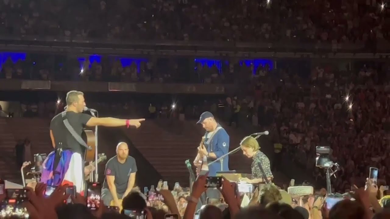 Coldplay chante en Français - Stade de France