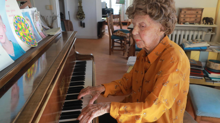 Pianiste, Colette enregistre son 6° album à 106 ans. Ses doigts sont encore souples comme à 20 ans dit-elle. - colette maze