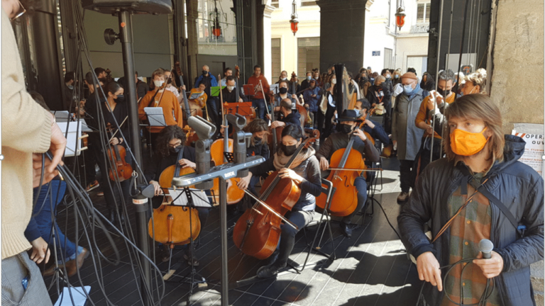 Concert improvisé par l'Orchestre National de Lyon devant l'Opéra. - conert