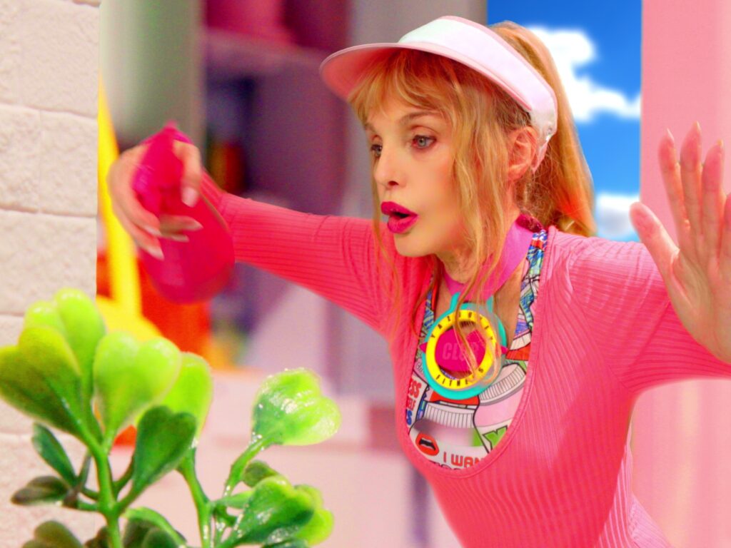 Découvrez Arielle Dombasle en poupée Barbie dans son nouveau clip "Barbiconic" - conic
