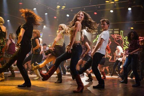 Une danse en ligne country extraite du film "Footloose" (2011) - countruy