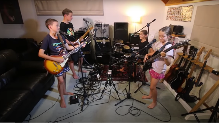 Rumpus Band : 4 frères et sœurs jouent incroyablement bien "Still Got the Blues" de Gary Moore - cover 1