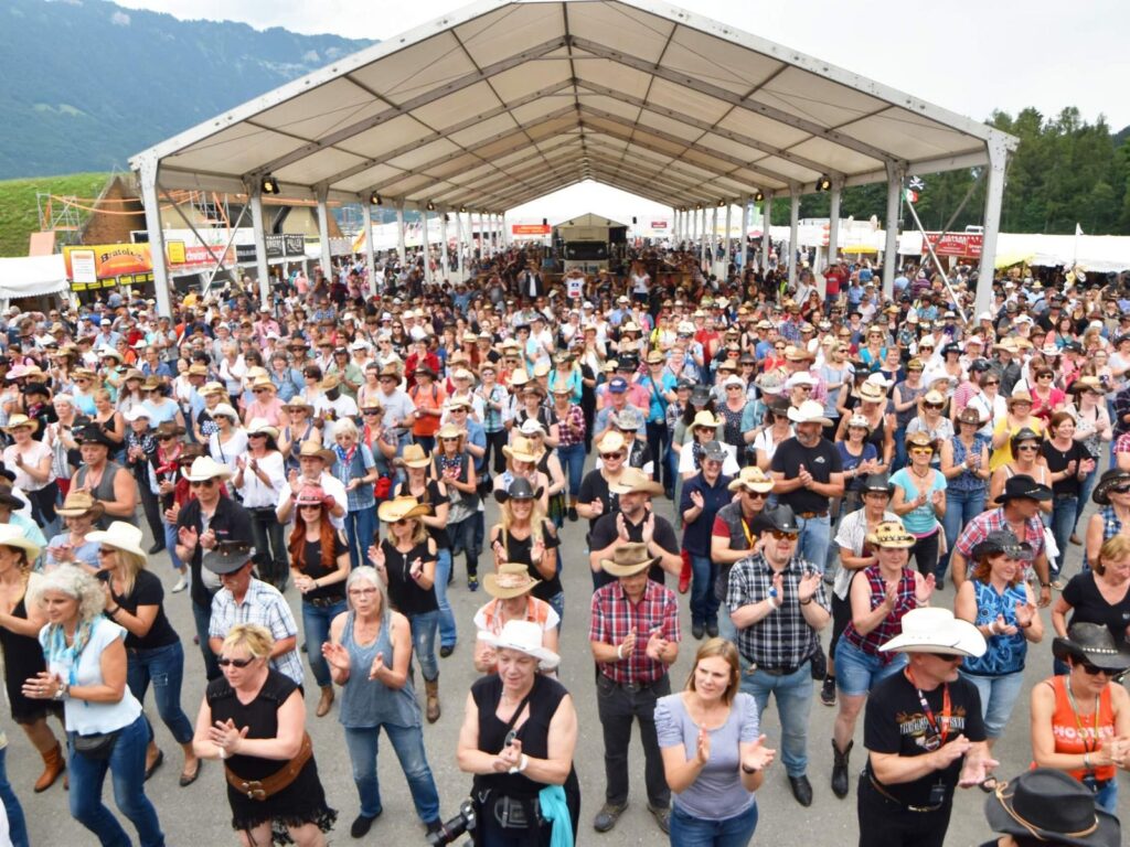 Festival "Trucker & Country" d'Interlaken. "Cotton Eyed Joe" - csm interlaken trucker and country festival sommer line dance 6fe82223b8
