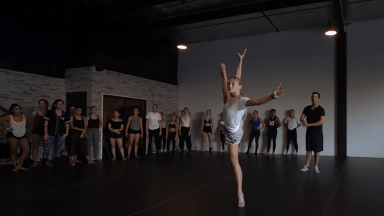Le magnifique entraînement d'une danseuse sur "All by Myself" - danse 1 1
