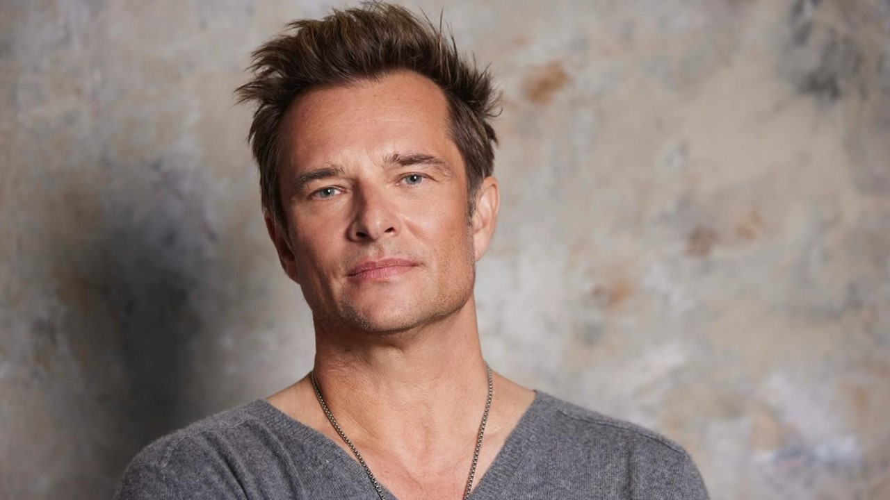 Découvrez « Le plus heureux des hommes » par David Hallyday. Un titre écrit pour son père en 2002.