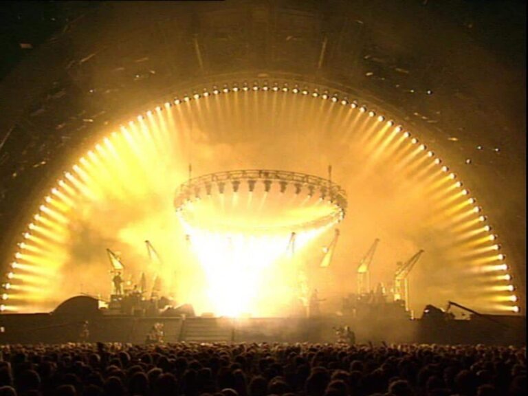 "Another Brick in The Wall" - Pink Floyd. Live 1994 à Earls Court, Londres... - dgupmlzsxnl31