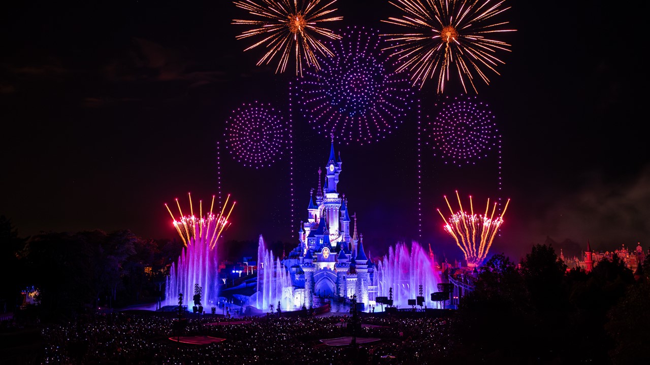 DisneyLand Paris 14 juillet : Un show Light féérique avec 1500 drones.