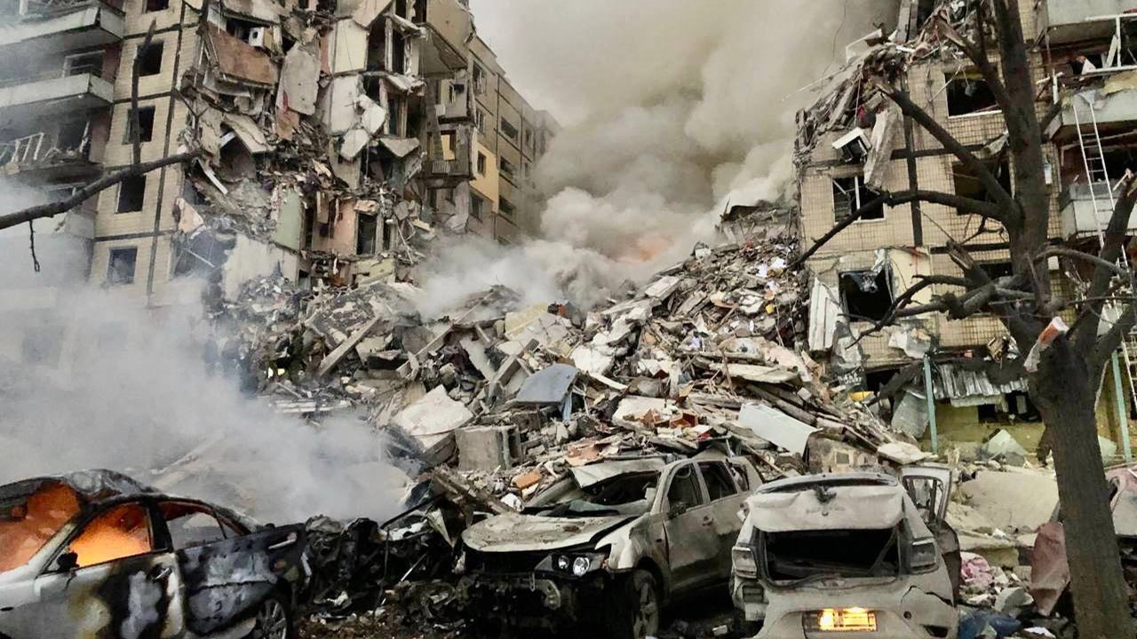 Ukraine : Des dizaines de familles dormaient dans cet immeuble à Dnipro.