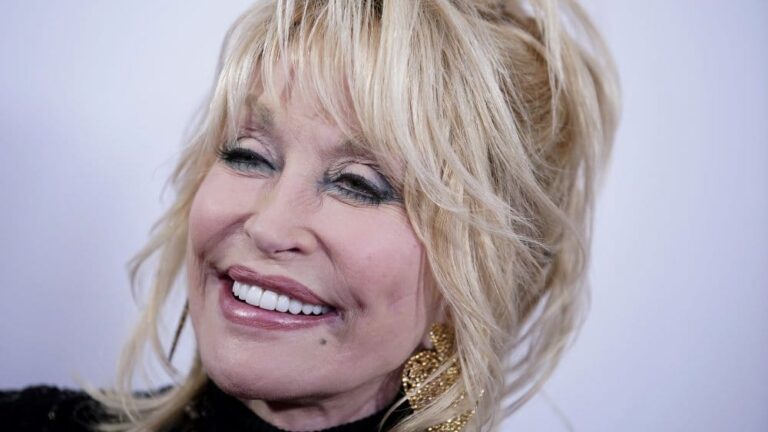 Dolly Parton, "Queen of Country Music" fête ses 75 ans - doly parton