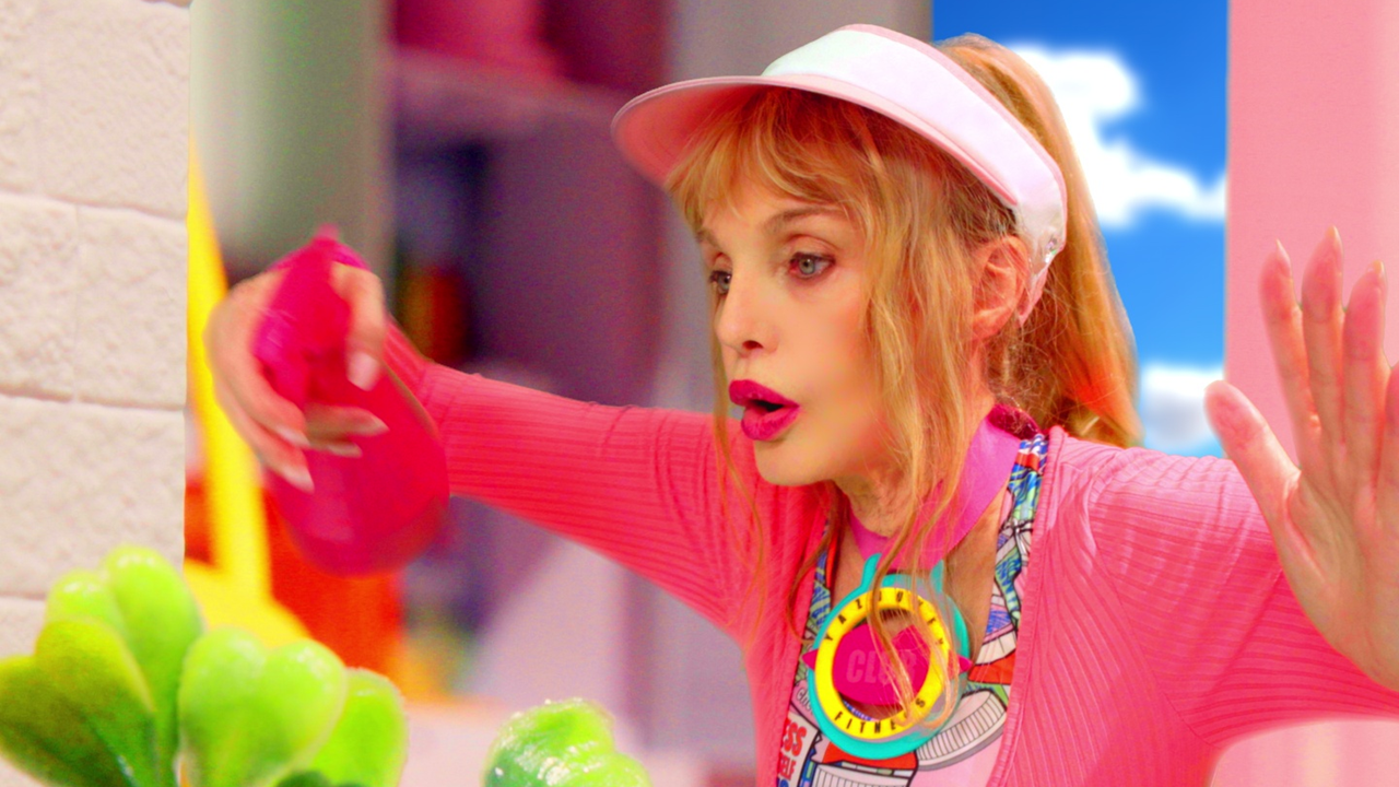 Découvrez Arielle Dombasle en poupée Barbie dans son nouveau clip « Barbiconic »