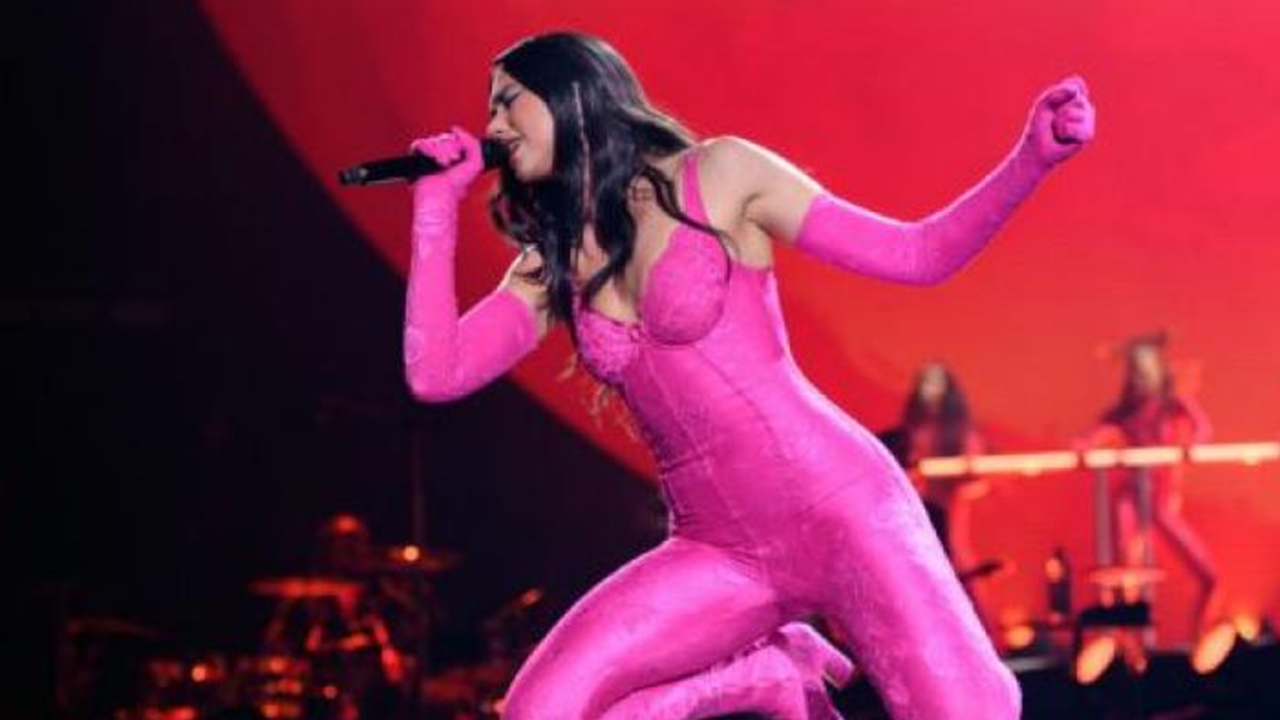 Dua Lipa chute lourdement en plein concert à Milan. Heureusement plus de peur que de mal !