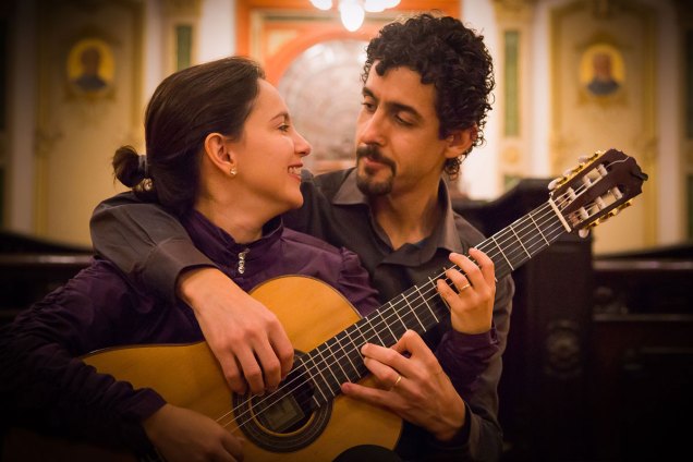Le Duo Siqueira Lima joue à quatre mains sur une guitare - duo siqueira lima eduardo sardinha 1487