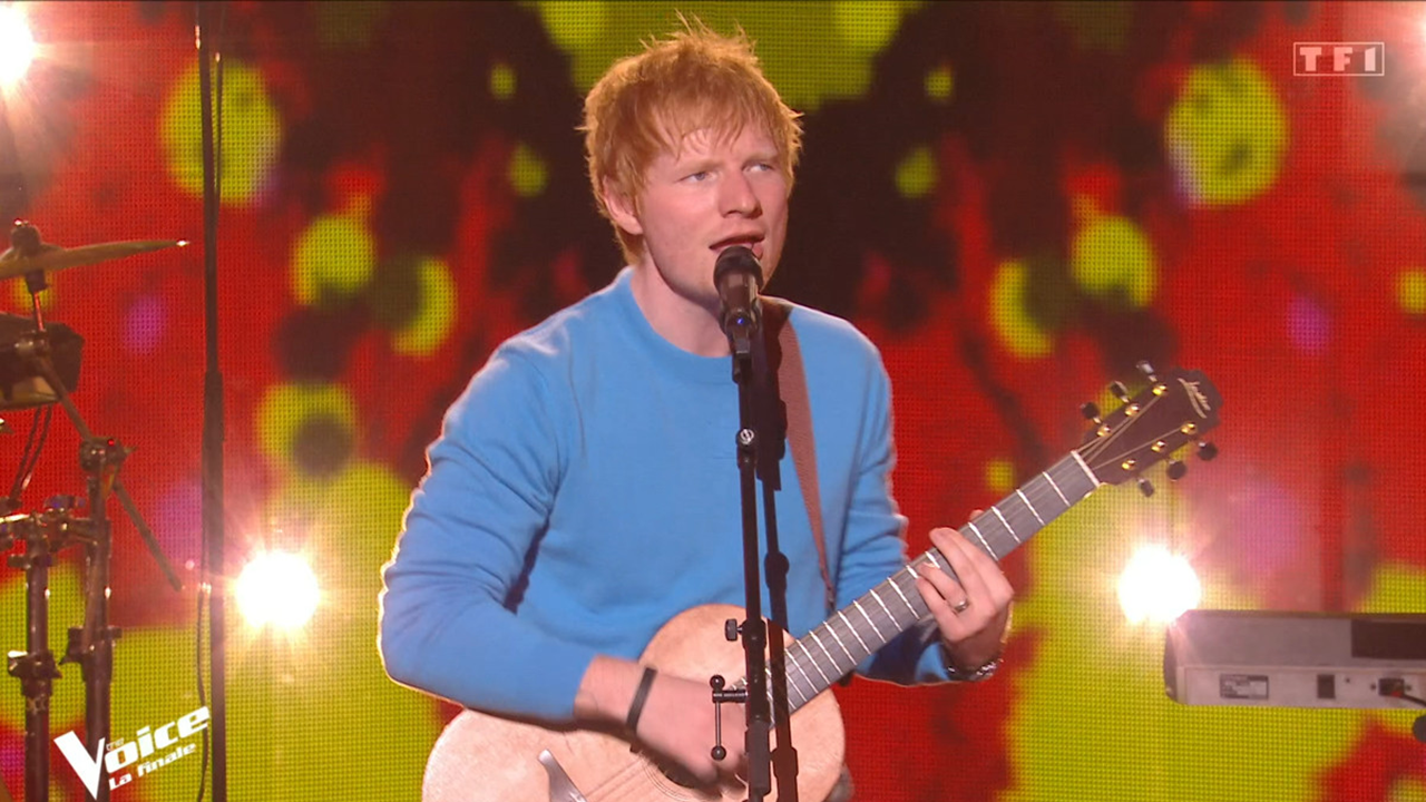 The Voice All Stars : Nikos s&rsquo;assied dans le fauteuil de Mika et filme Ed Sheeran.