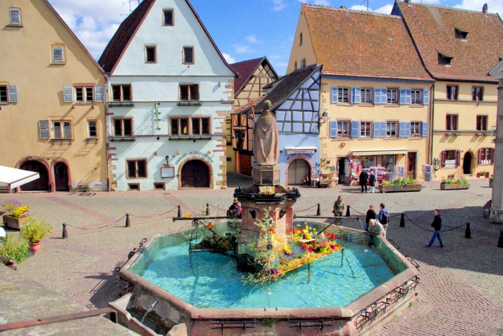 On vous emmène visiter en musique Eguisheim magnifique village d'Alsace - eguisheim place du chateau 02 french moments