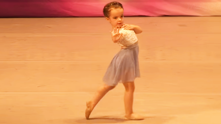 La jeune Ella Dobler (4 ans) a scotché tout le monde au concours national de danse Rainbow - ella dobler 2