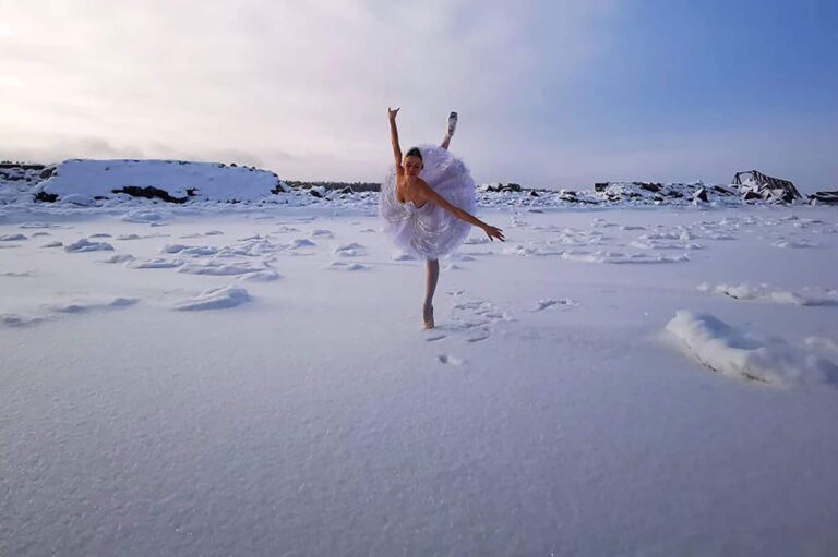 Elle danse par un froid glacial pour sauver la faune - elle danse sur le lac des cygnes pour interpeller vladimir poutine