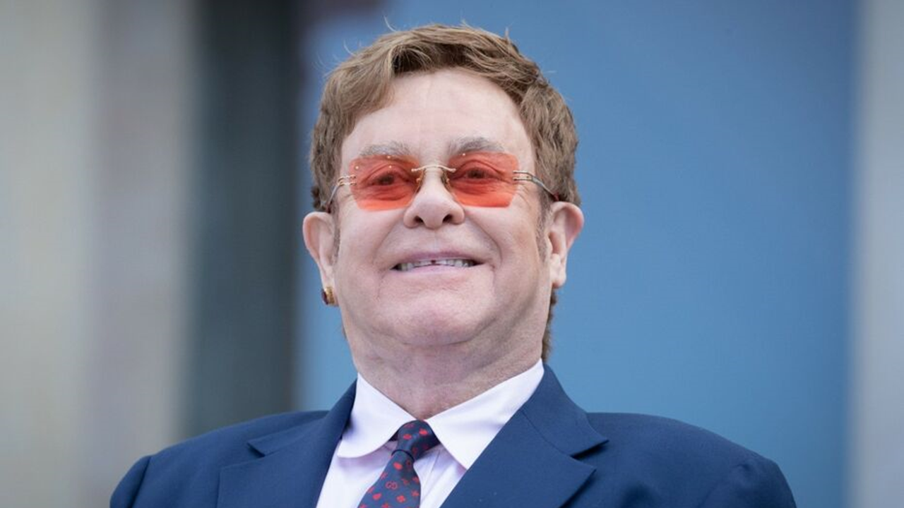 Elton John reporte ses concerts prévus à Paris et publie un message inquiétant. - elton john 1