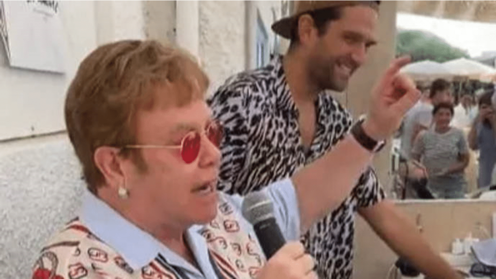 Incroyable ! Elton John chante pour les clients d'un restaurant à Cannes - elton john