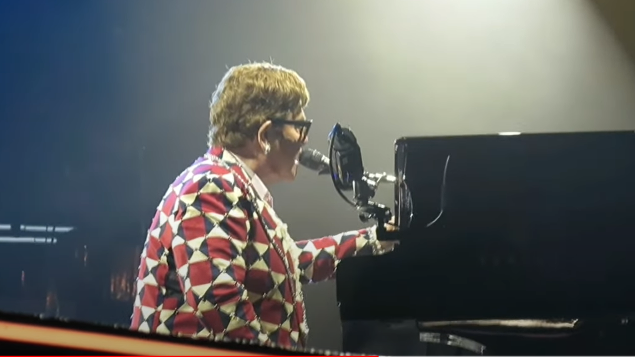 « Fucking Idiot » : En plein concert à Paris, Elton John insulte son ingénieur du son !