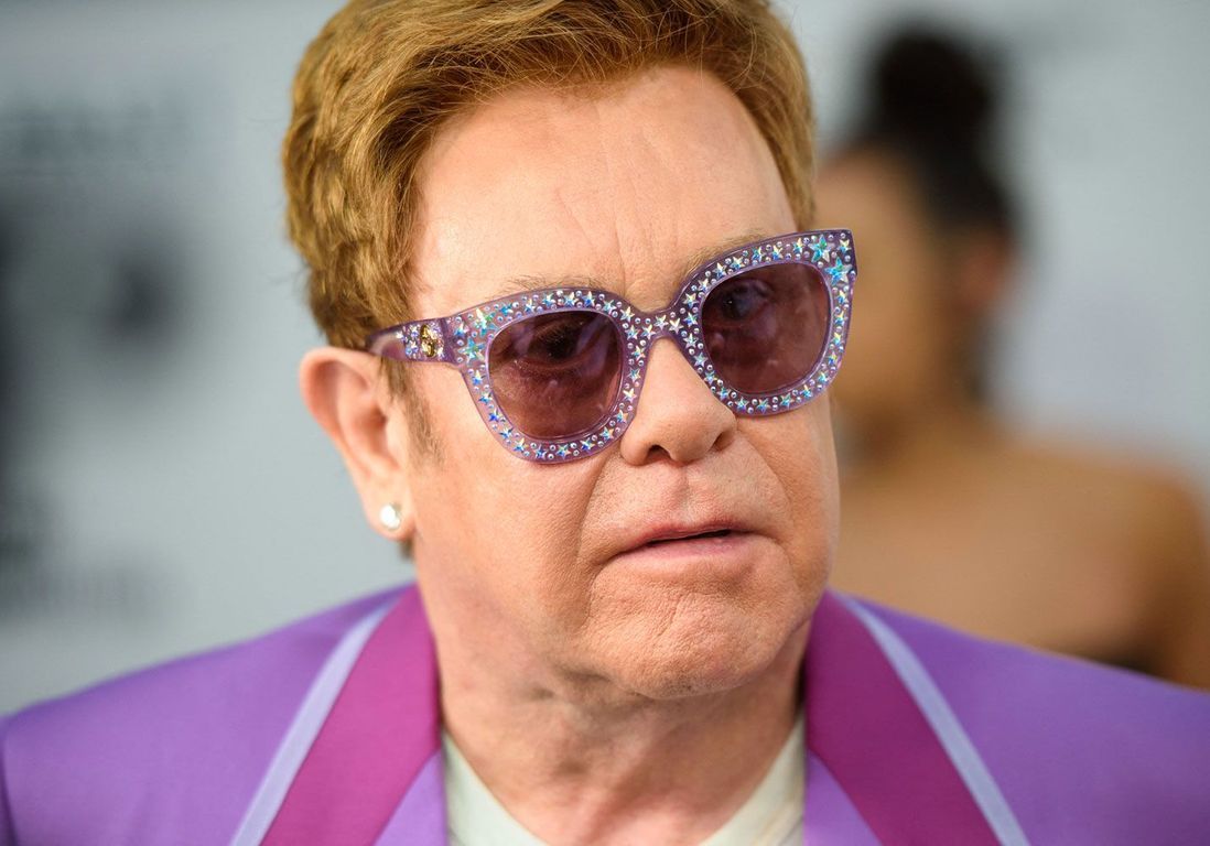 Bon anniversaire à Elton John qui fête ses 74 ans le 25 mars. - elton john en larmes oblige d interrompre son concert en nouvelle zelande