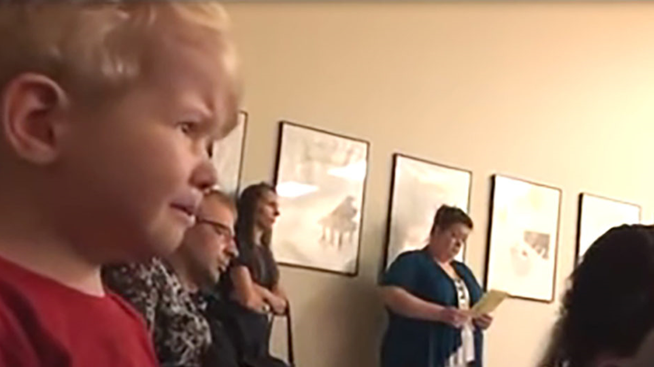 Un enfant de 2 ans ému aux larmes en écoutant la Sonate au clair de lune de Beethoven jouée par sa sœur.