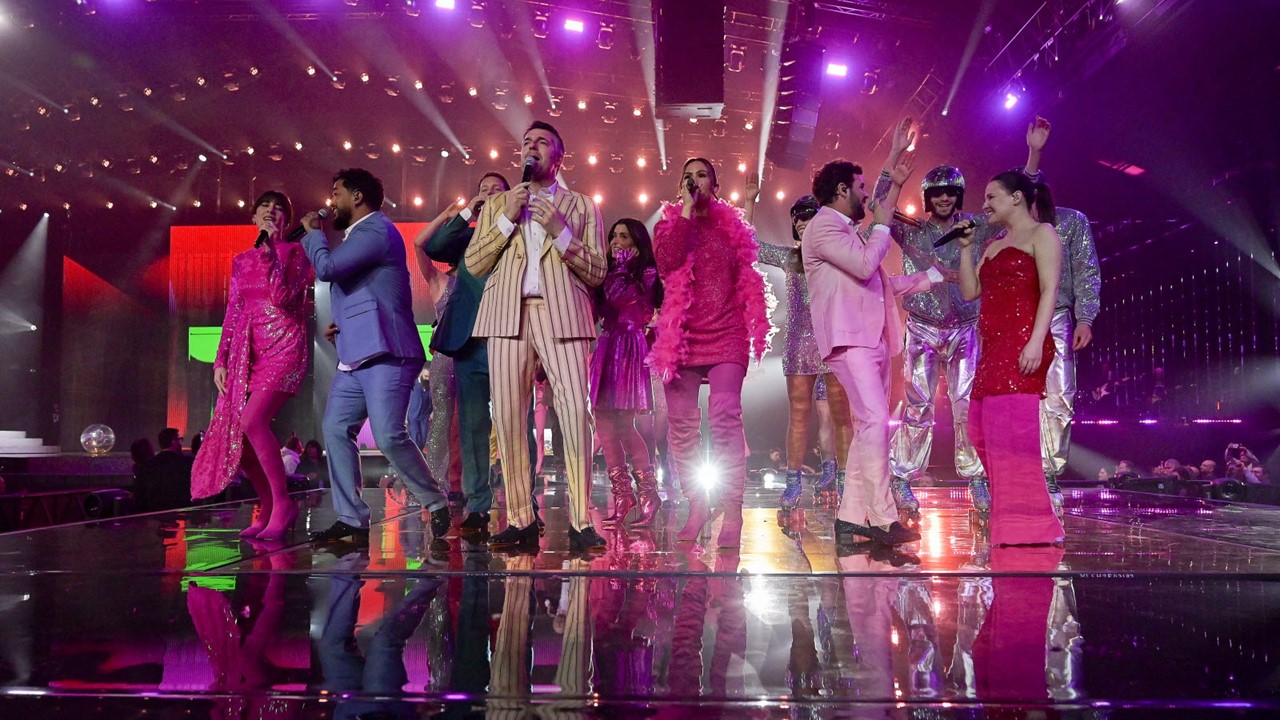 Les enfoirés 2023 chantent « Freed From Desire » pour la première soirée.