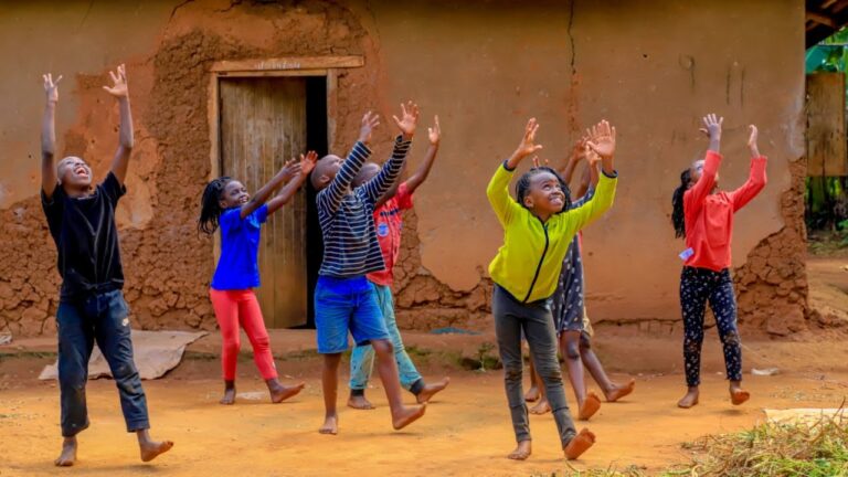 enfants d Afrique nous offre une danse et une musique pour nous souhaiter un bon Noel