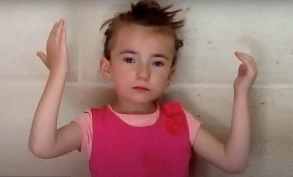 « On fait comme si » reprise en chantsigne par des enfants sourds.