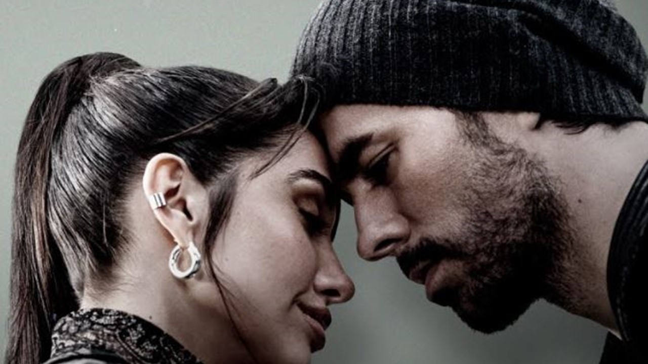 Le retour de Enrique Iglesias. Découvrez son nouveau clip « Asi Es La Vida » en duo avec Maria Becerra
