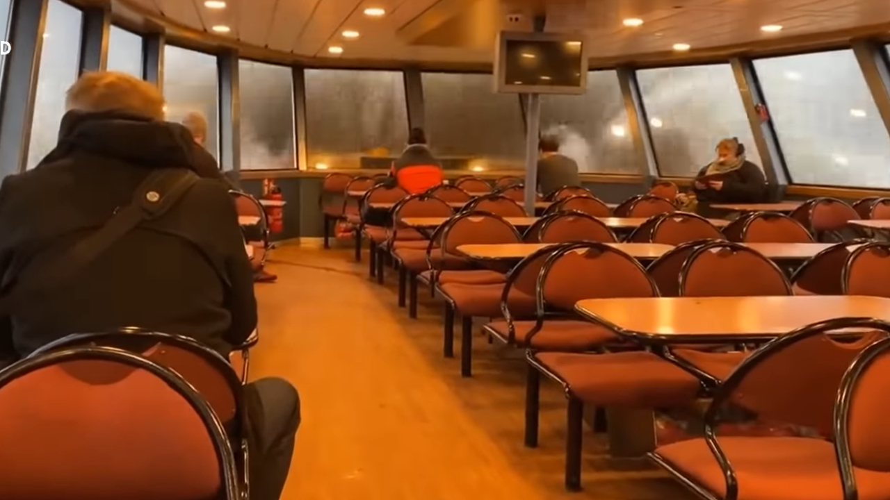 Des images saisissantes de la tempête Eunice qui a frappé l&rsquo;Europe et qui a fait au moins neuf morts.