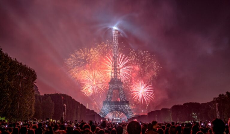 Revoyez le magnifique feu d'artifice de la Tour Eiffel, haut en couleur et en musique. - feu