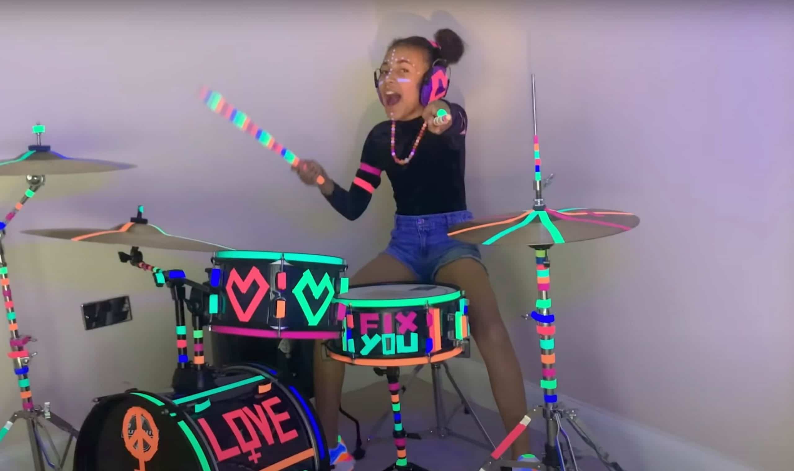 Petite prodige de la batterie,  Nandi Bushell (10 ans) joue « Fix You » de Coldplay.