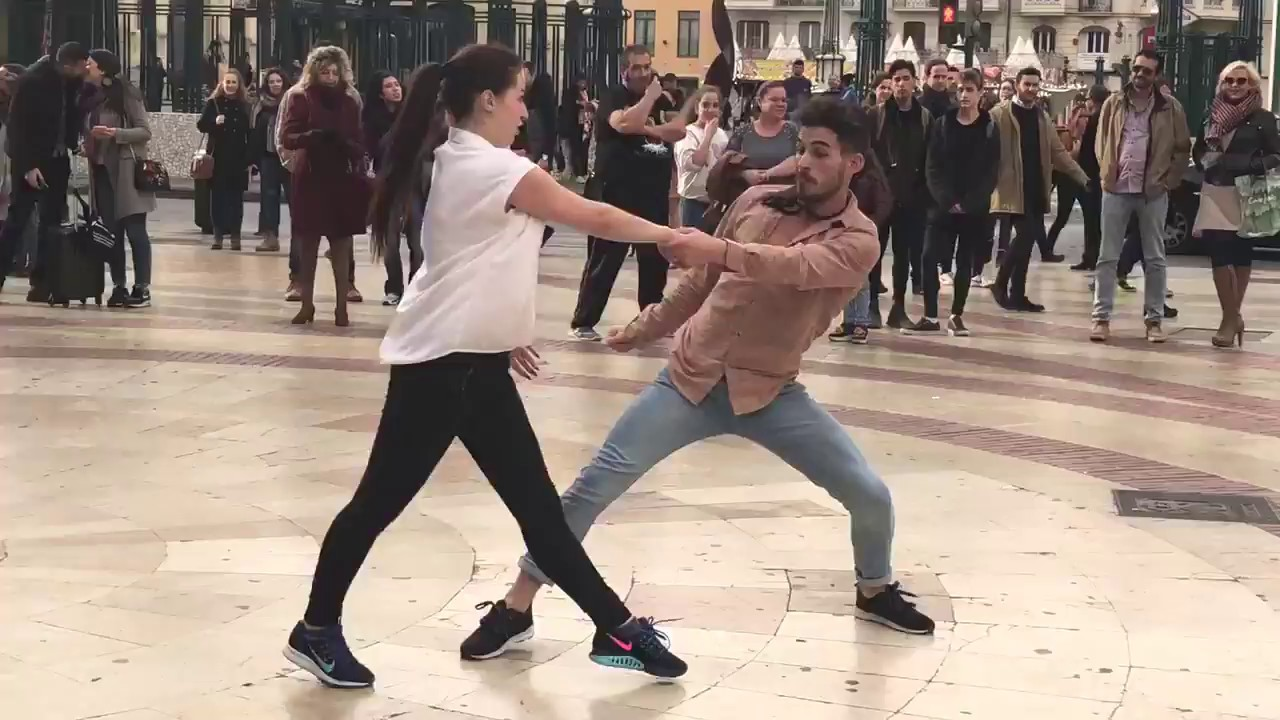 Des danseurs professionnels improvisent sur une place de Valence en Espagne