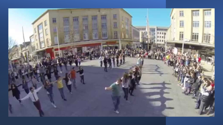 La danse de Zorba en Flashmob à Bristol en Angleterre (2014) - flashmob 2