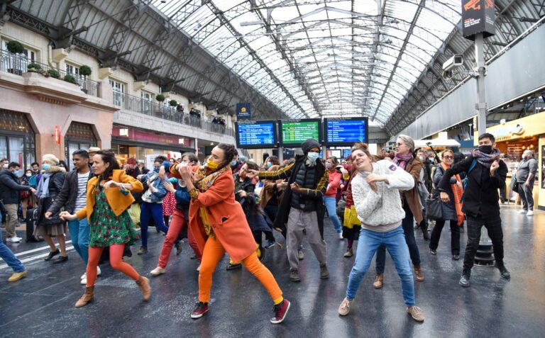 Flashmob non masqué pour soutenir le monde de la Culture à la gare de l'Est - flashmob