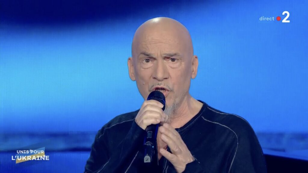 Florent Pagny chante avec Pascal Obispo pour l'Ukraine. Il apparaît crâne rasé. - florent pagny 2