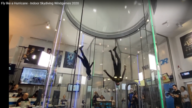 Le parachutisme en salle avec soufflerie. Un sport artistique en vogue. - fly