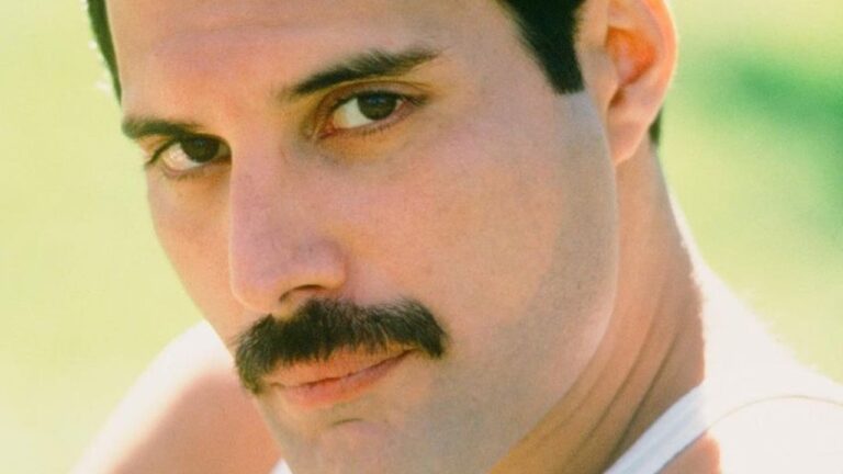Freddie Mercury : Le message qu'il nous a laissé avec sa dernière chanson " The show must go on". - freddie mercury 2