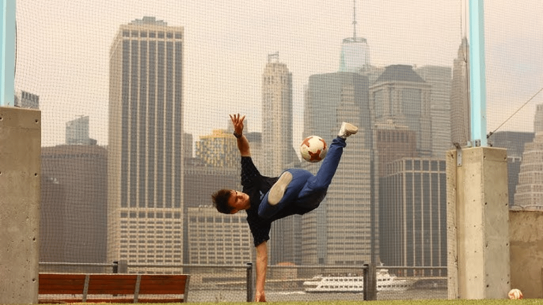 Le Freestyle Football combine acrobatie, danse, jonglerie avec un ballon. - freestyle