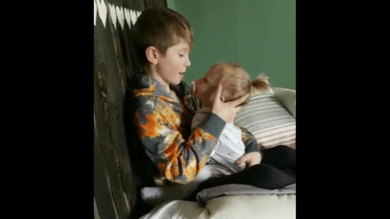 Colten, 9 ans, chante pour réconforter sa petite sœur Clairadee, 16 mois. - frere