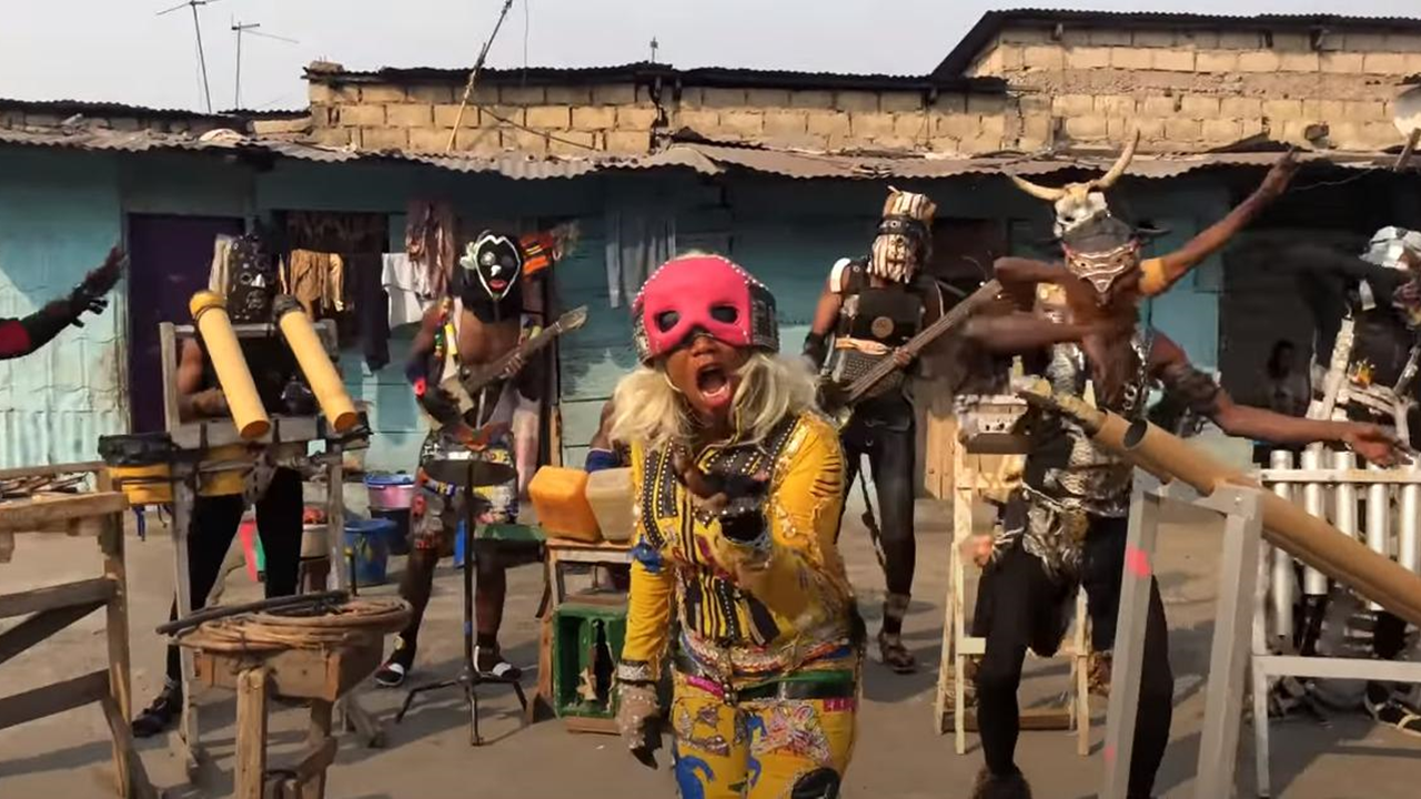 Fulu Miziki fabrique ses instruments et ses costumes en fouillant dans les poubelles.